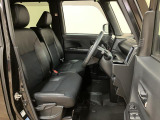 広々室内のタントカスタムは運転席も広々してますよ!!