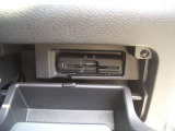 運転席の右下側の小物入れ内にETCがビルトインされています。