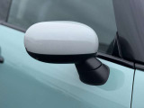 MINIの電動格納サイドミラーは、スイッチ操作でスムーズに開閉でき、狭い駐車場でも安心して扱えます。車体との一体感あるデザインで、利便性とスタイリングを両立した装備です。
