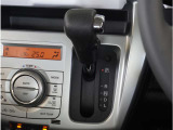 【シフトレバー】シフトもとても操作しやすいデザインになっております。運転する人の事を第一に考えた操作性の高い仕様です。