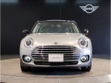 MINIのフロントグリルのデザインはイギリスで生まれた当初から、シルバーのサイドバーが折り重なった伝統的なデザインで御座います。その伝統はBMWのお車になってからでも少しずつ形を変えて守られております
