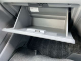 グローブボックスは奥行きがあり、日常品や車検証、その他の収納に便利です!