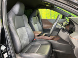 運転席まわりには十分なスペースがあり、大柄な方でもゆったり運転していただける環境です。