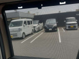 ロールブラインドを引き上げたら、強い日差しから、後部座席乗車される方を守ります。