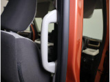 乗降用手すり付きで、お年寄りの方でも安心してご乗車いただけます。
