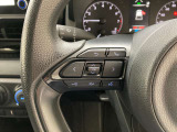 運転中、オーディオの操作をしてて、ハッとしたことはありませんか?ステアリングスイッチは、運転中でもハンドルでオーディオの操作が可能です。安全なドライブをサポートします。