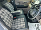 乗り心地の良いフロントシートです。足回りも広々としておりますので、長時間の運転も疲れづらいですよ。