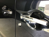 ★★★ここの黒いポッチをポチっと押していただくと・・・ドアロック解除です★★★