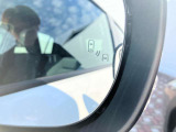 ブラインドスポットモニター機能です。ドアミラーでは確認しにくい斜め後方から接近する車を検知し車線変更時の安全運転をサポートします。