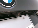 後方の映像をモニターに映し出し、駐車や後退時の安全をサポート。ガイドライン表示で距離感を把握しやすく、夜間や狭い場所でも安心して操作できる便利なカメラです