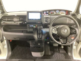 車内は光触媒抗菌消臭施工済です。インパネ周りはスタイリッシュなデザインで機能や装備も充実しています。グローブボックスやカップホルダーのほかにトレーなどたくさんの収納スペースが付いています。