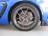右前 STI18インチアルミホイール タイヤサイズは、215/40R18「*ホイールロックナットは展示用です」