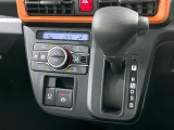 【オートエアコン】一度お好みの温度に設定すれば、車内の温度を検知し風量や温度を自動で調整。暑い&hellip;寒い&hellip;と何度もスイッチ操作をする必要はありません。快適な車内空間には必須の機能ですね♪