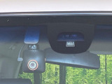 【ホンダセンシング】走行中に前方の車両等を認識し、衝突しそうな時は警報とブレーキで衝突回避と被害軽減をアシスト。より安全にドライブをお楽しみいただけます。