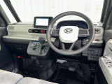 運転席まわりです。 各操作スイッチは使いやすい位置に配置されてます。
