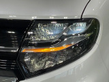 【LEDヘッドライト】悪天候や夜間走行時も良好な視界を確保し安心して運転できる高輝度LEDヘッドライトを装備!点灯速度が早く、消費電力も抑えられています。