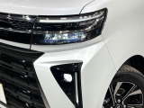 【LEDヘッドライト】悪天候や夜間走行時も良好な視界を確保し安心して運転できる高輝度LEDヘッドライトを装備!点灯速度が早く、消費電力も抑えられています。