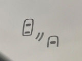 【ブラインドスポットモニター】走行中、ドアミラーの死角になりやすい箇所に後続車が接近するとサイドミラー付近に警告を表示、ドライバーに注意喚起をしてくれます。