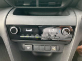 すっきりした運転席周りにはナビやエアコンの操作パネルを設置しておりますので、お一人での運転でもご安心できます。