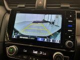 リバースギアに入れるだけで後方の表示へ切り替わります。夜間や雨の日の駐車も楽になりますよ。