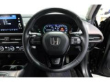 運転中もハンドルでの操作が可能です。特に高速道路等の目が離せない運転時には、便利さだけでなく、安全性も兼ね備えております。