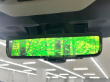 【スマートリヤビューミラー】後席の大きな荷物や同乗者で後方が確認しづらい時でも安心!カメラが撮影した車両後方の映像をルームミラー内に表示。クリアな視界で状況の確認が可能です!