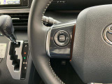 運転中、オーディオの操作をしてて、ハッとしたことはありませんか?ステアリングスイッチは、運転中でもハンドルでオーディオの操作が可能です。安全なドライブをサポートします。