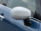 MINIの電動格納サイドミラーは、スイッチ操作でスムーズに開閉でき、狭い駐車場でも安心して扱えます。車体との一体感あるデザインで、利便性とスタイリングを両立した装備です。