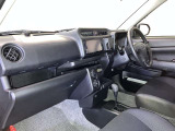 運転席周りのレイアウトをご覧ください。ナビゲーションが綺麗に装着されすっきり収まってますね!