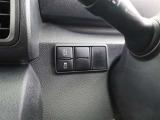 〈VSC〉は、車両の横滑りをセンサーが検知すると、4輪それぞれのブレーキの力とエンジンの出力を自動的に制御し、車両の安定性を確保します!〈VSC〉は、車両の横滑りをセンサ