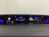 デジタル表示のスピードメーターとタコメーターを大きく配した見やすいメーター部になっています。左側のインフォメーション画面でオドメーターや燃費などの情報を確認できます。