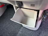 さらにティッシュBOXやCDケースを格納できるインストセンターロアボックスもございます!たくさんの収納スペースがあるので車内の片付けがラクラクです!
