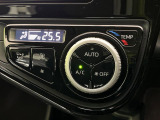 【オートエアコン】一度お好みの温度に設定すれば、車内の温度を検知し風量や温度を自動で調整。暑い&hellip;寒い&hellip;と何度もスイッチ操作をする必要はありません。快適な車内空間には必須の機能ですね♪