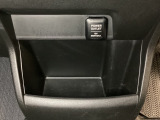 アクセサリーソケットはUSBのアダプターなどをつければ、スマホの充電にも使えます。周辺には物が置けるボックスがついています。