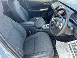 乗り心地の良いフロントシートです。足回りも広々としておりますので、長時間の運転も疲れづらいですよ。