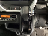 操作性の良いインパネシフト。トランスミッションはCVT(無段変速)を採用しています。