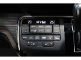 運転席と助手席の温度設定の変更が可能な左右独立タイプのデュアルエアコンです♪♪♪暑がりな人・寒がりな人も誰もが車内を快適にお過ごしいただけます♪♪♪
