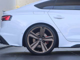●オシャレは足元からといいますが、車も同じく足元のエレガンスさで全体のイメージが変わります。