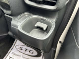 運転席・助手席の同じ位置にボトルホルダーが付いています!