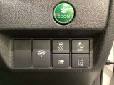 Hondaセンシング用の、VSA(ABS+TCS+横滑り抑制)解除と路外逸脱抑制機能のオンオフスイッチなどはハンドルの右側に装備しています。燃費に役立つECONボタンもここです。
