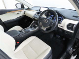 高揚感の高まる美しいインテリアデザインの運転席です。