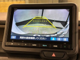 リバースギアに入れるだけで後方の表示へ切り替わります。夜間や雨の日の駐車も楽になりますよ。