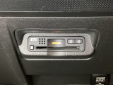 エアコンパネルの下にETCがついています。高速道路の料金所の通過も楽々です!。 カードの取り出しもしやすい場所についています。