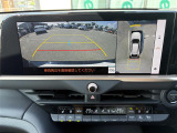 【パノラミックビューモニター】クルマを真上から見下ろした視点で駐車をサポートします。クルマの斜め後ろや真横など、いち早く障害物に気が付くことができます。