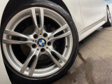 ●純正18インチアルミホイール:輸入車ならではの卓越した走りを支えるホイールと足回りです!日本車の走りに慣れている方にもぜひ体感して頂きたいほど、高いレベルでまとまっています!