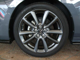 18インチ純正アルミホイールを装備。タイヤサイズは215/45R18となります。