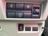 片側電動スライドドアは、スマートキーや運転席のスイッチで後席助手席側スライドドアの開閉が可能。電動だから力を入れてドアを開ける必要が無く、小さなお子様でも簡単に開け閉めでき快適です!