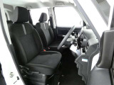 高いホールド性で運転姿勢が安定します。長距離ドライブでも疲れにくいのが魅力です。快適なドライビングライフをお送りください♪