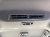 リアシーリングファンも付いておりますので、車内の空気の循環にも役立ちます。