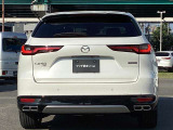 堂々とした佇まいとワイド感を強調したCX-60のリアビュー。特徴的なLEDテールランプが先進性と高い質感を演出します。「引き算の美学」が息づく、洗練された美しい後ろ姿を見る度に高揚感を得られます。
